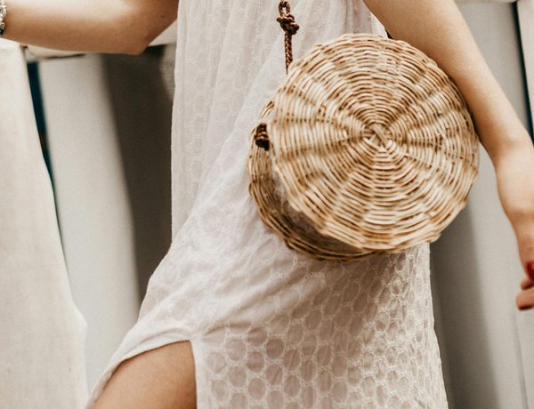 Quelles astuces pour porter des sacs à main en raphia avec des tenues estivales?