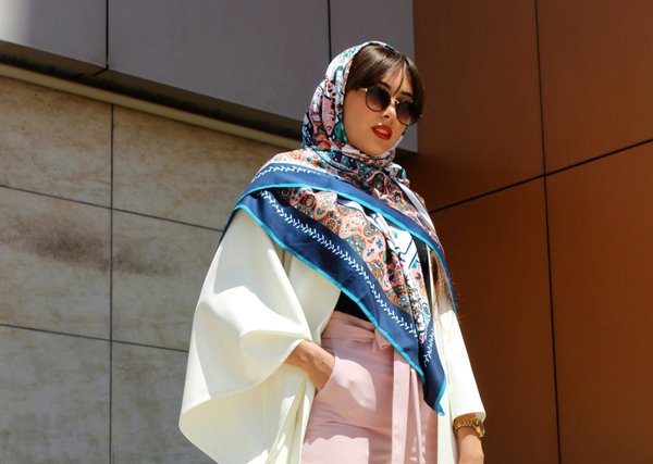 Quelles techniques pour porter des foulards en soie dans des tenues formelles?